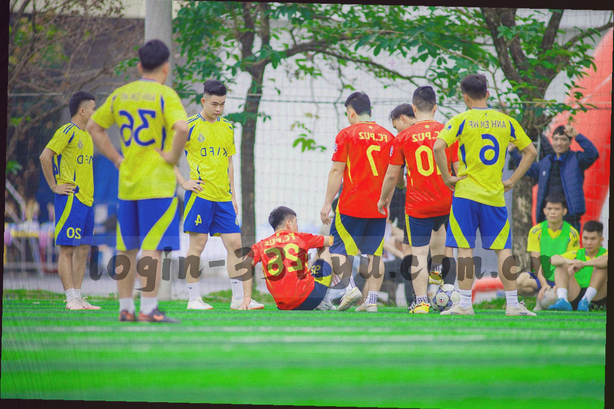 深墨绿桌面上多屏数据与战术板线条的抽象俯拍画面，不出现可识别面孔